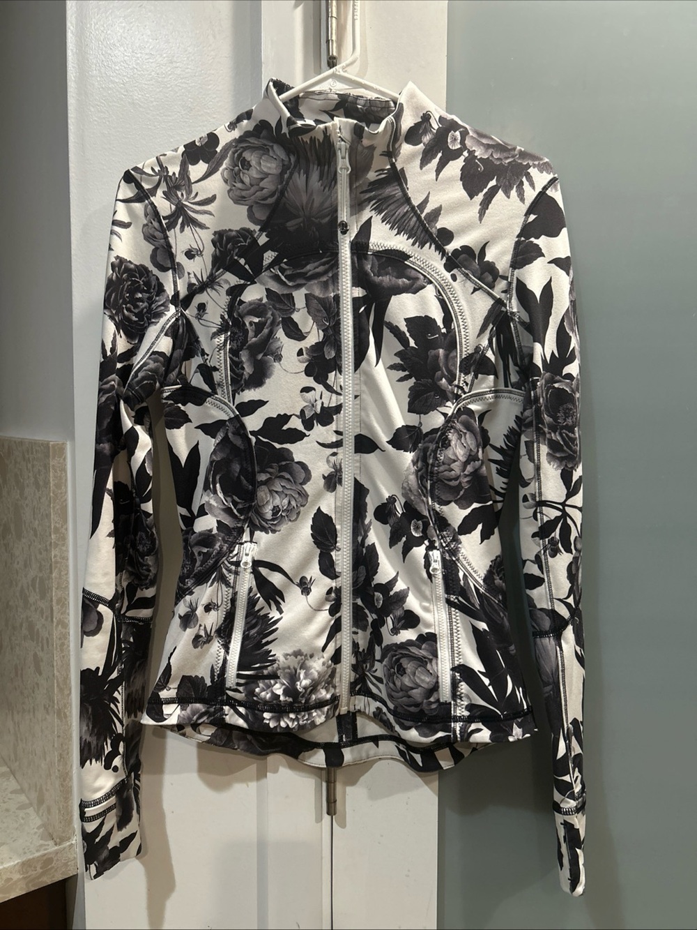 Lululemon Forme Jacket II Brisk Bloom Black White Full Zip Floral Print Size 6